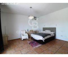 Villa independiente con vistas al golf y apartamento de invitados en Sotogrande