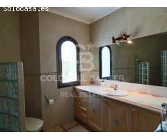 Villa independiente con vistas al golf y apartamento de invitados en Sotogrande