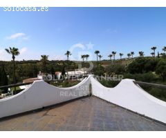 Villa independiente con vistas al golf y apartamento de invitados en Sotogrande