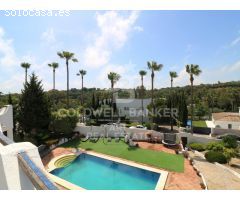 Villa independiente con vistas al golf y apartamento de invitados en Sotogrande