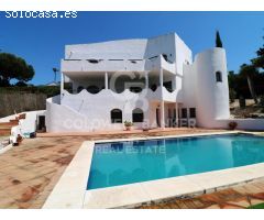 Villa independiente con vistas al golf y apartamento de invitados en Sotogrande