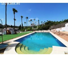 Villa independiente con vistas al golf y apartamento de invitados en Sotogrande