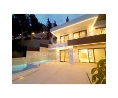 Villa duplex en primera línea de playa con piscina