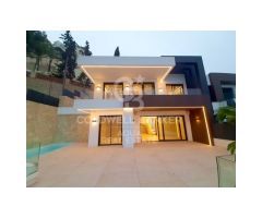 Villa duplex en primera línea de playa con piscina