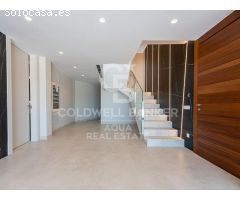 Villa duplex en primera línea de playa con piscina