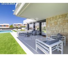 Lujoso chalet independiente en la zona de Sierra Cortina, con vistas al mar y