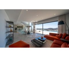 Villa con vistas panorámicas y piscina