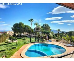 Villa con gran parcela y piscina