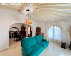 Villa para renovar con vistas al mar y al Peñón de Ifach