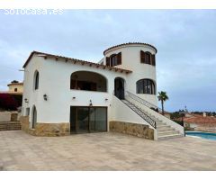 Villa con vista al mar en Calpe con gran terreno para construir otra villa