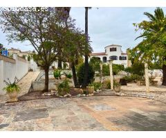 Villa con vista al mar en Calpe con gran terreno para construir otra villa