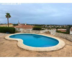 Villa con vista al mar en Calpe con gran terreno para construir otra villa