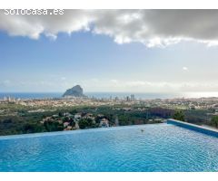 Villa moderna de lujo con vistas panorámicas al mar y a la montaña en Calpe