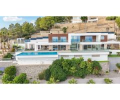 Villa moderna de lujo con vistas panorámicas al mar y a la montaña en Calpe