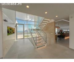 Villa moderna de lujo con vistas panorámicas al mar y a la montaña en Calpe