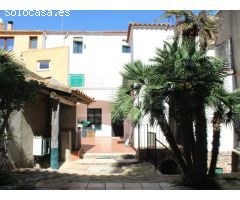 Típica casa de pueblo con amplia terraza situada justo en el centro de Begur