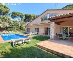 Soleada casa con piscina y jardín en zona tranquila de Begur