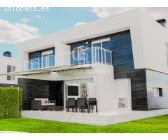 Chalet en primera linea de playa con amplias terrazas