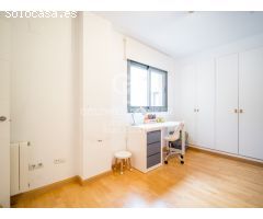 Ático moderno con vistas panorámicas, garaje y trastero