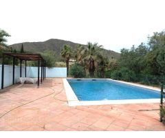 ¡FANTASTICA VILLA INDEPENDIENTE CON PISCINA EN ENTRERRIOS, MIJAS!