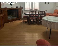 Casa grande en el centro del pueblo
