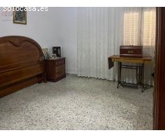 Casa grande en el centro del pueblo