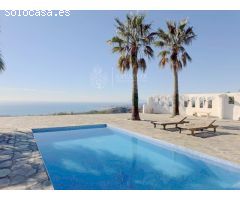 Exclusiva Villa con Impresionantes Vistas Panorámicas al Mar