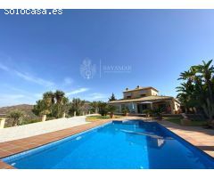 Villa Exclusiva con Piscina y Vistas Impresionantes al Mar y la Montaña en
