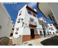 Casa de Pueblo con Terraza en la Azotea y Trastero Separado en Sayalonga