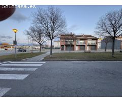 Apartamento renovado con estilo y gran patio luminoso