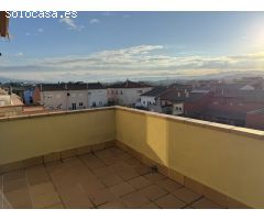 Apartamento renovado con estilo y gran patio luminoso