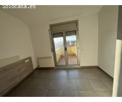 Apartamento renovado con estilo y gran patio luminoso