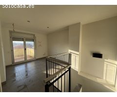 Apartamento renovado con estilo y gran patio luminoso