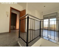 Apartamento renovado con estilo y gran patio luminoso