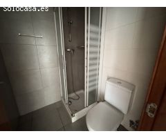 Apartamento renovado con estilo y gran patio luminoso