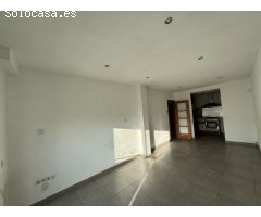 Apartamento renovado con estilo y gran patio luminoso
