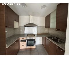 Apartamento renovado con estilo y gran patio luminoso
