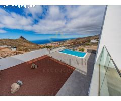 Exclusiva villa de lujo con vistas panorámicas al mar y la montaña