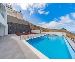 Exclusiva villa de lujo con vistas panorámicas al mar y la montaña