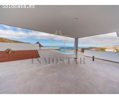 Exclusiva villa de lujo con vistas panorámicas al mar y la montaña