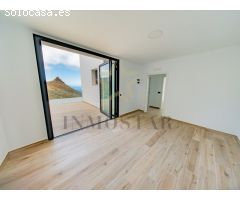 Exclusiva villa de lujo con vistas panorámicas al mar y la montaña