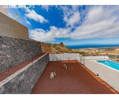 Exclusiva villa de lujo con vistas panorámicas al mar y la montaña