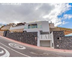 Exclusiva villa de lujo con vistas panorámicas al mar y la montaña