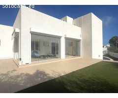 Villa de 2 dormitorios con piscina y vistas al mar en venta en Mojacar playa