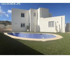 Villa de 2 dormitorios con piscina y vistas al mar en venta en Mojacar playa