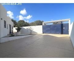 Villa de 2 dormitorios con piscina y vistas al mar en venta en Mojacar playa