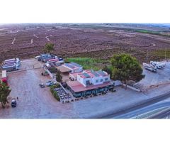 Oportunidad Única de Negocio: Restaurante/Bar con apartamento y vivienda en