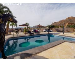 Preciosa villa moderna de 3 dormitorios en una parcela de 3000m2 en Pilar de