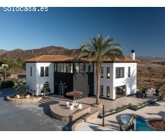 Preciosa villa moderna de 3 dormitorios en una parcela de 3000m2 en Pilar de