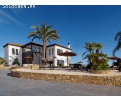 Preciosa villa moderna de 3 dormitorios en una parcela de 3000m2 en Pilar de